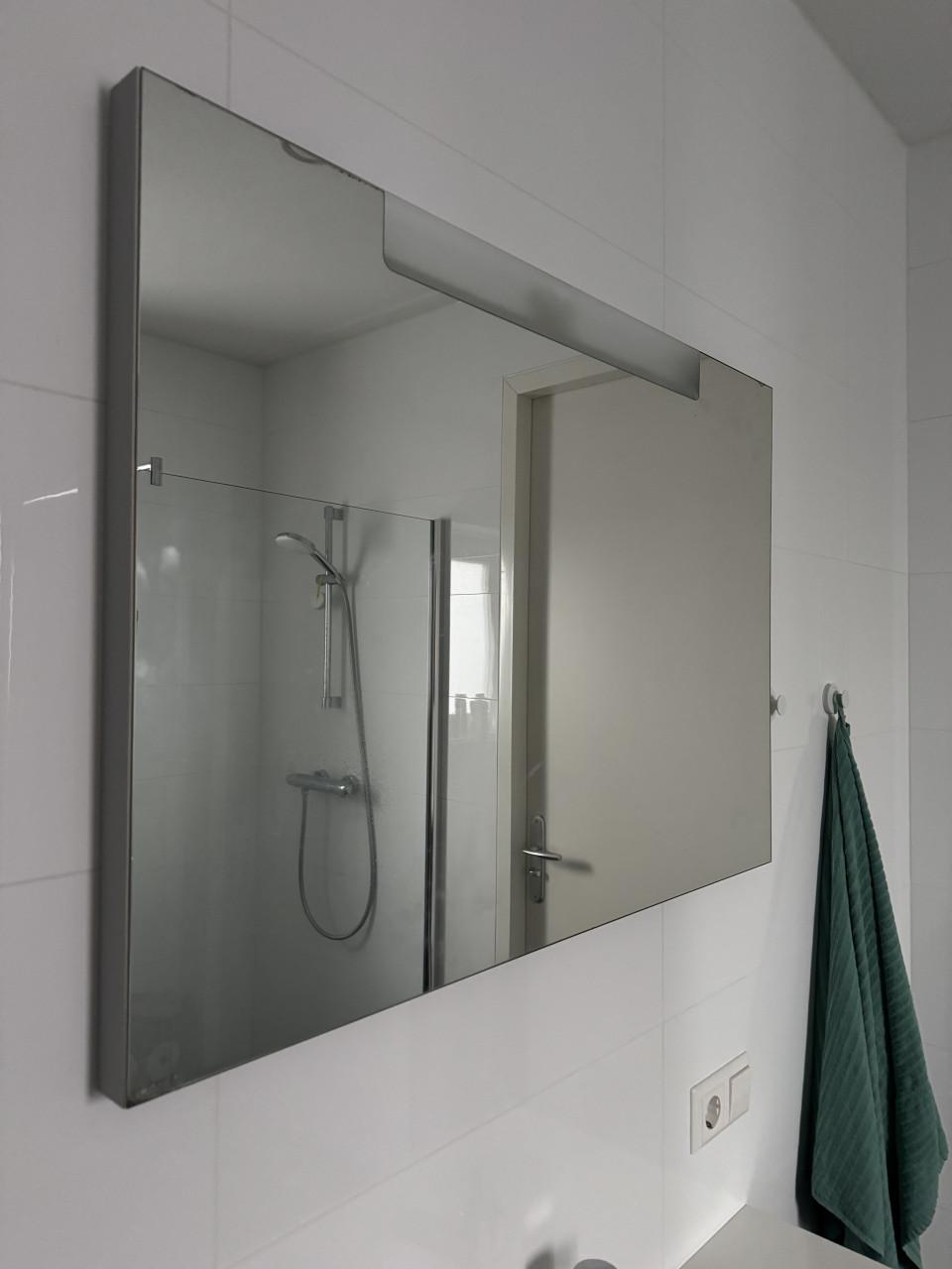 Badkamermeubel met verlichte spiegel