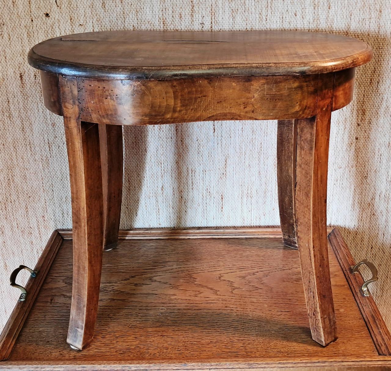 Bijzonder antiek bijzet tafeltje met een verstopt bidetje.