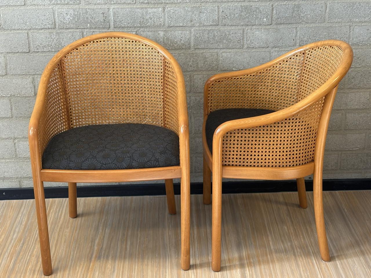 2 vintage beukenhouten armstoeltjes met fijn gevlochten webbing-rugleuning