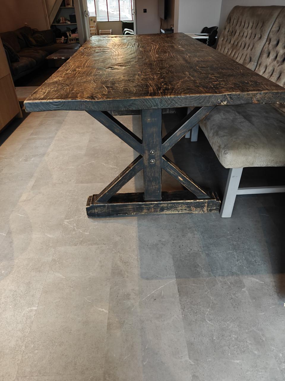 Robuuste grote eettafel 240cm lang!