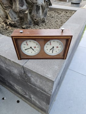 Leuke vintage analoge schaakklok van het duitse merk garde