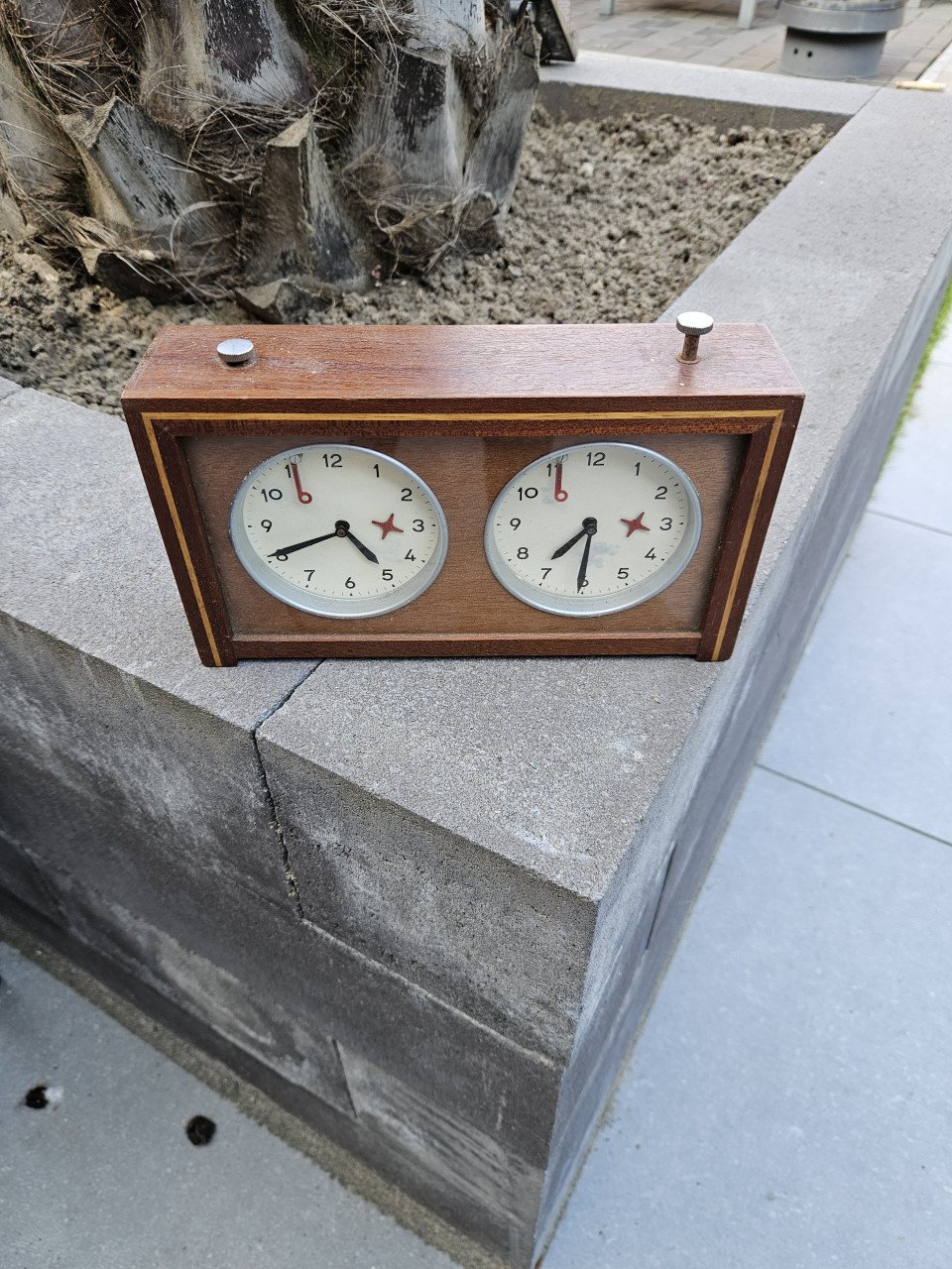 Leuke vintage analoge schaakklok van het duitse merk garde