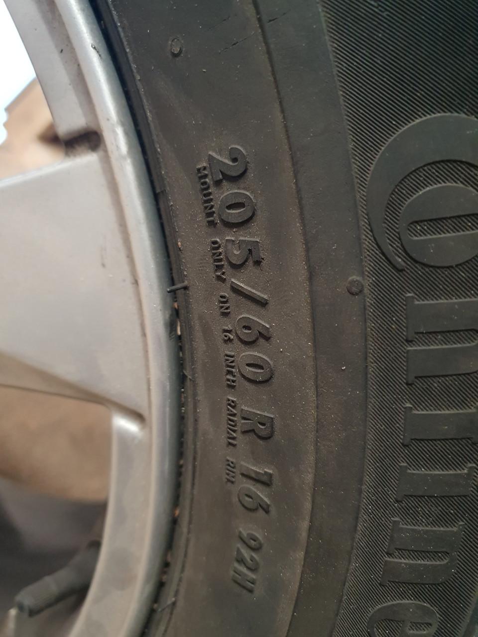 Set winterbanden op Volvo velgen