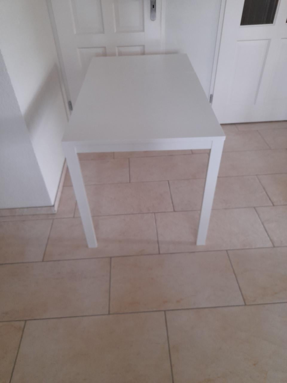 Witte tafel (uit trek baar)  70 x 80 (in goede nette staat)