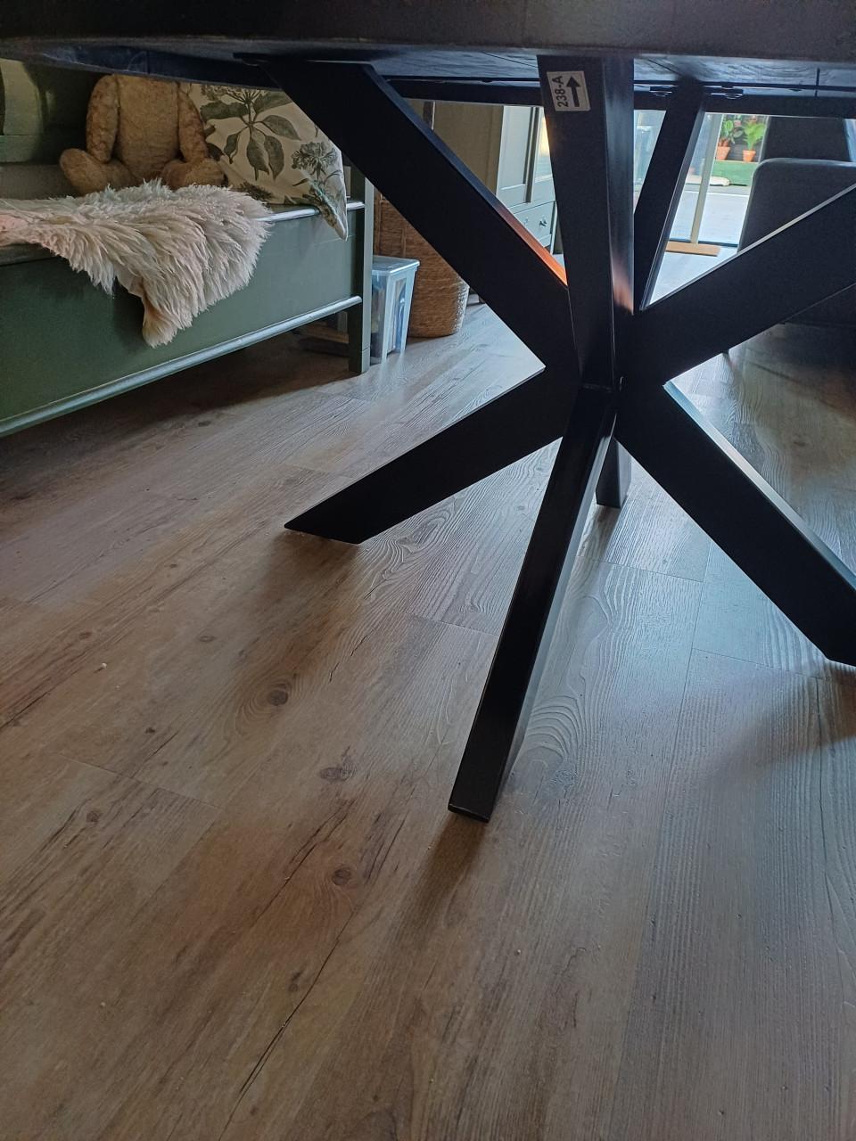 Zwarte ronde eettafel