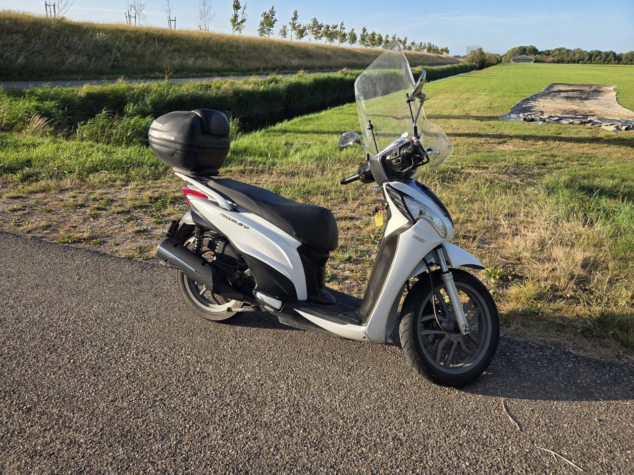 Kymco People one 125cc (A1 geschikt 7KW) op motorkenteken