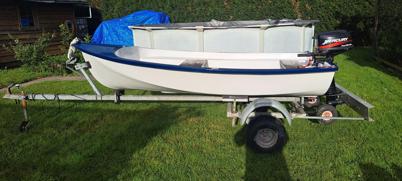 Motorbootje met trailer en buitenboordmotor