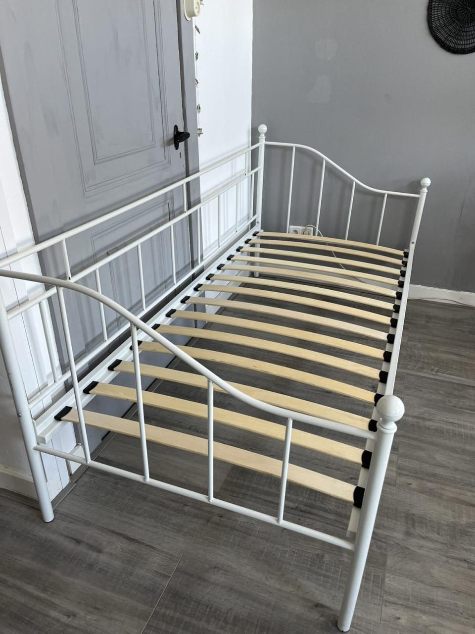 Wit metalen 1-persoonsbed
