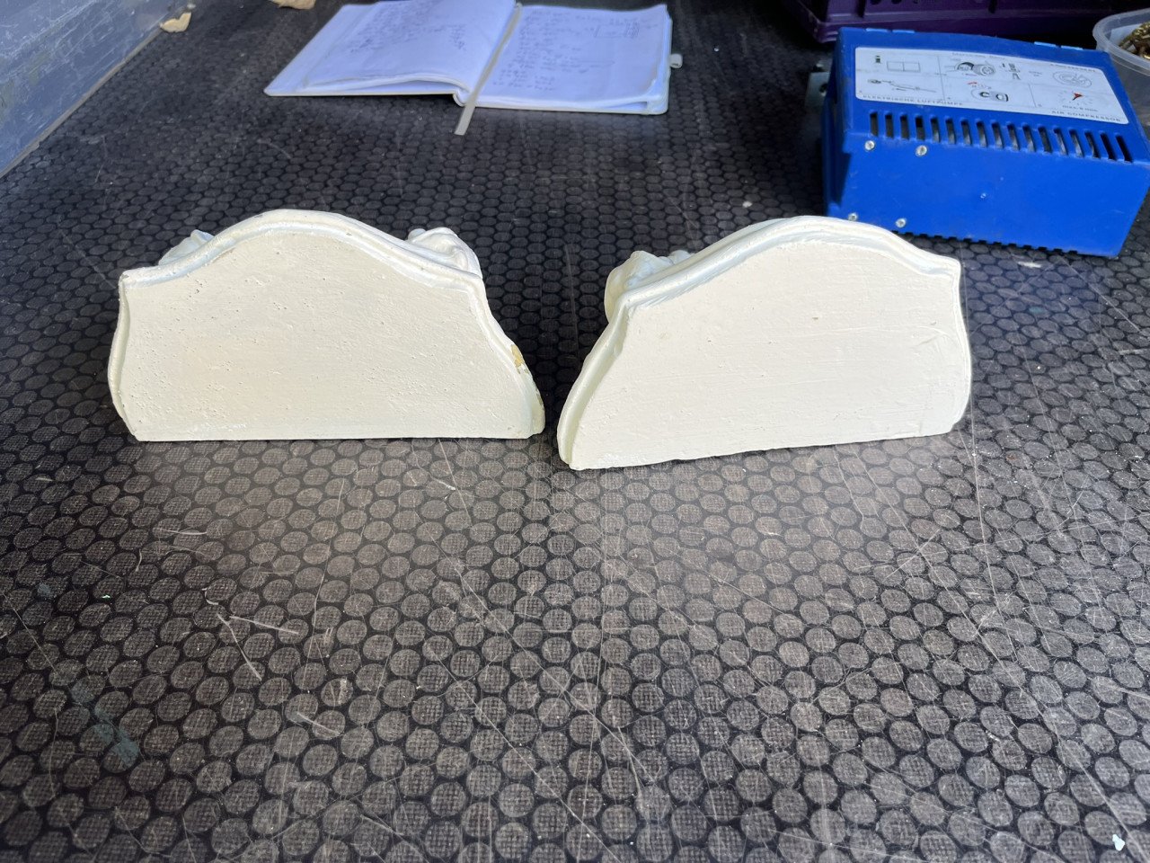 2 Wandconsoles van gips