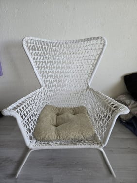 Witte stoel met kussentje