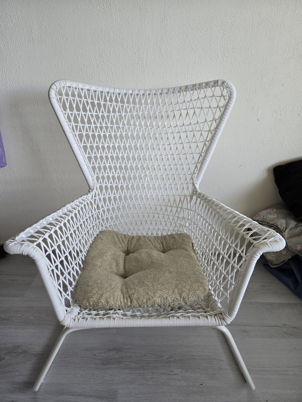 Witte stoel met kussentje