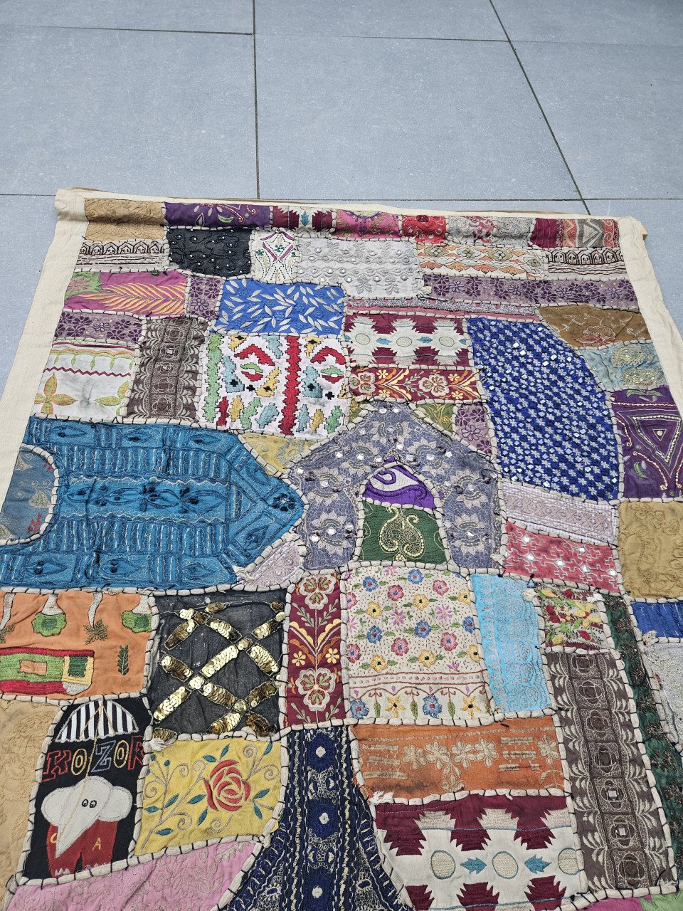 Prachtige heel grote wandtapijt/ patchwork doek jaren 70 India, handgemaakt