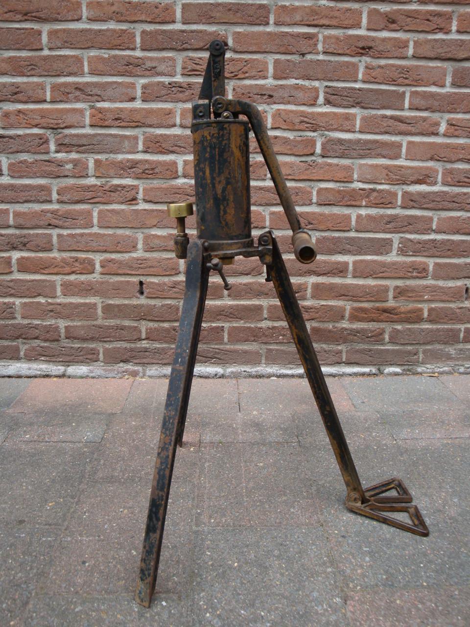 ANTIEKE BANDENPOMP -VIVIEN & PERCIN-  ca. 1930.