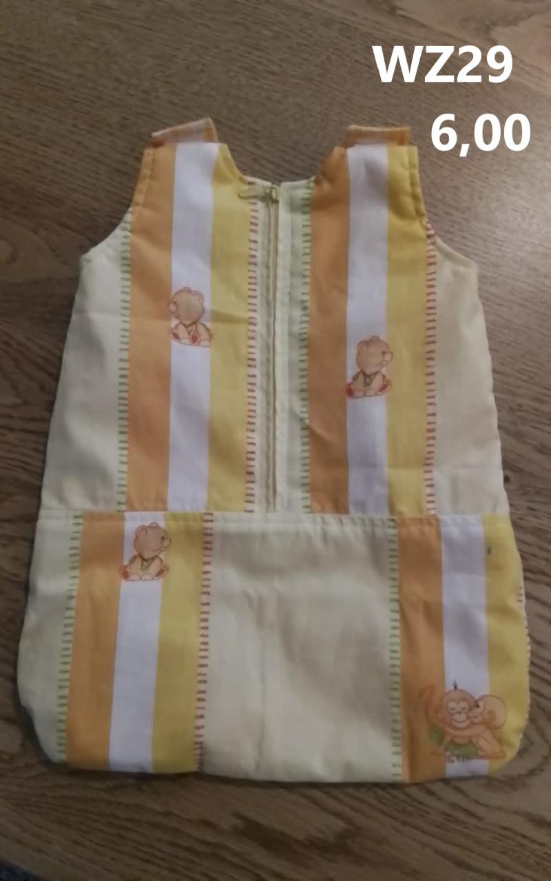 Poppenkleertjes baby born. Slaapzak. Opbrengst KiKa.