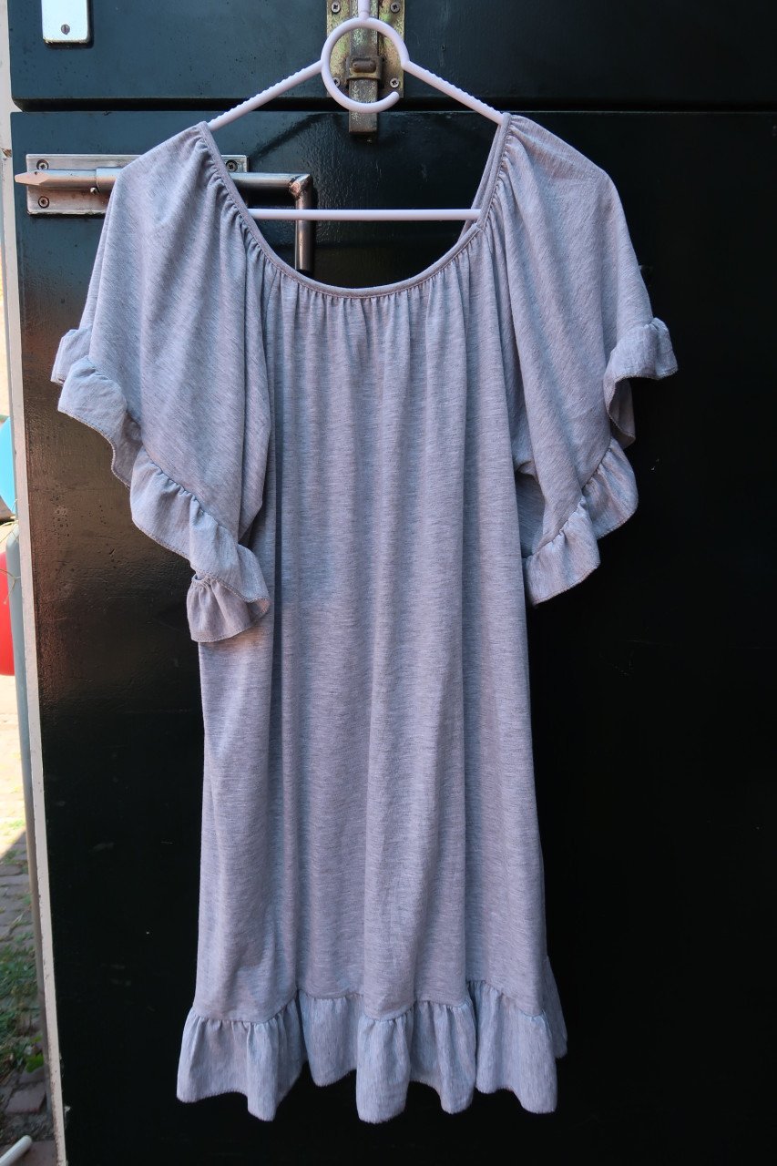 Dames blouses en tuniekjes, maat 42/44 per kledingstuk €3,00