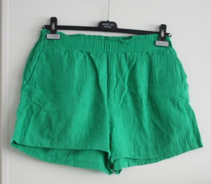 Groene  korte broek  maat l