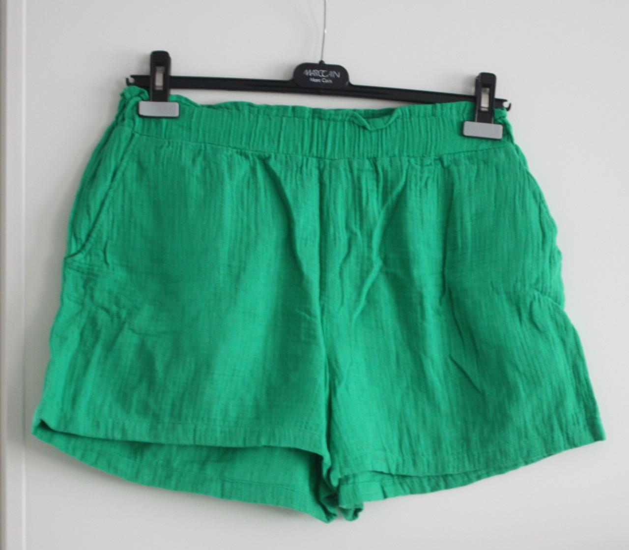 Groene  korte broek  maat l