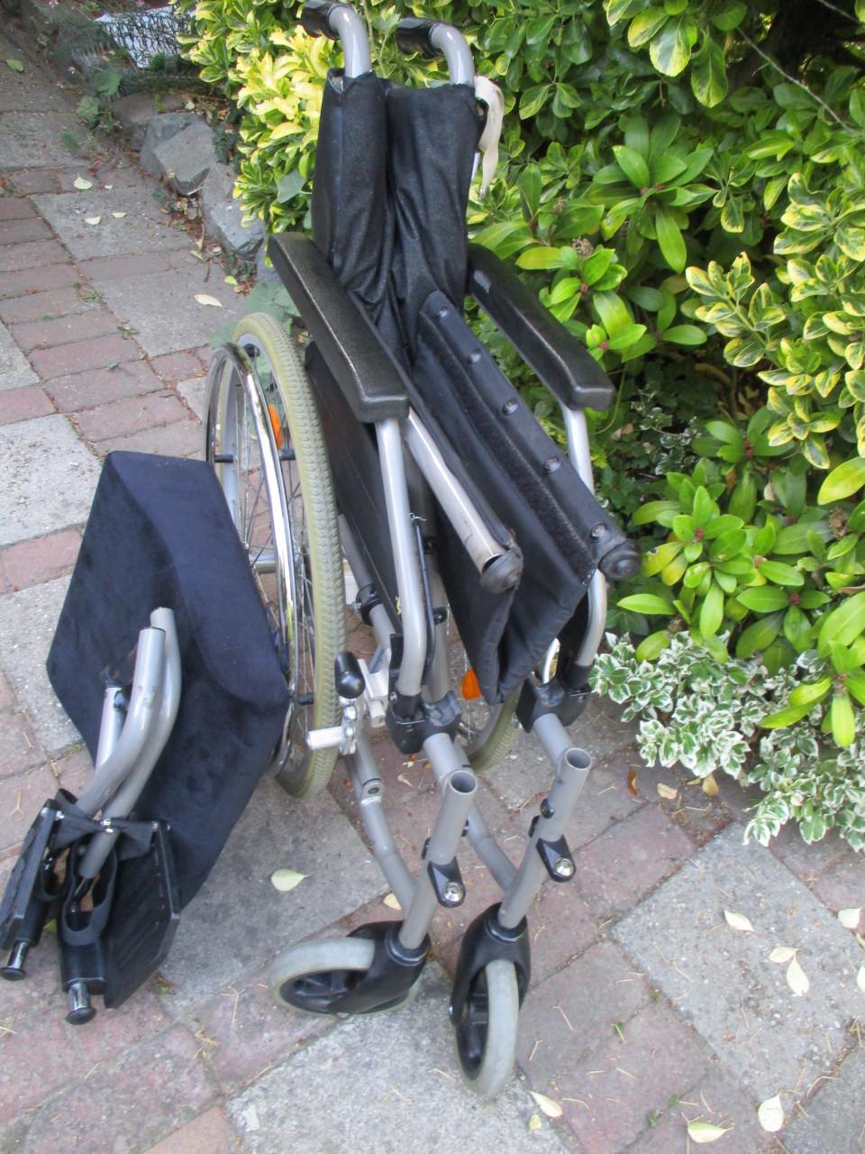 Degelijke rolstoel met wigkussen te koop