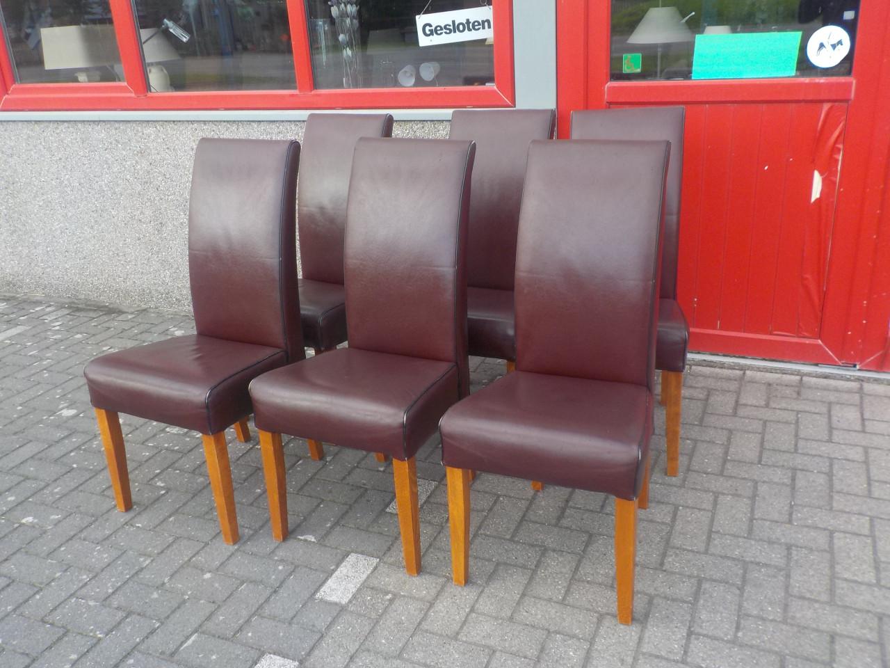 6 leren stoelen met kersenhouten poten in goede staat