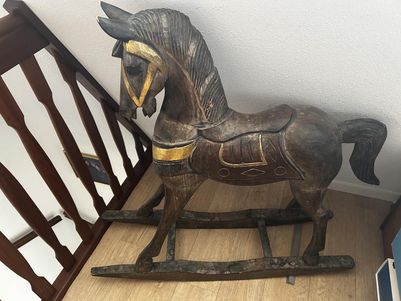 Houten hobbelpaard zie foto