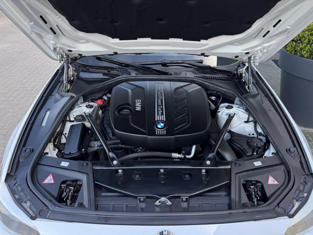 BMW 5 Serie touring 520d * leder * panoramadak * m pakket * dealer onderhou