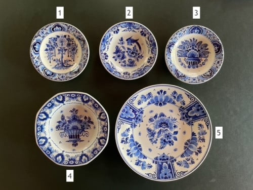 Vijf antieke borden Delfts Blauw van de Porseleinen Fles Delft