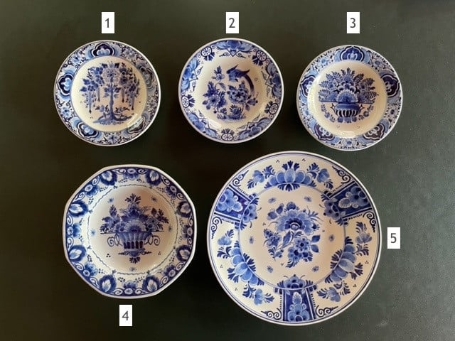 Vijf antieke borden Delfts Blauw van de Porseleinen Fles Delft