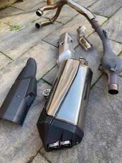 Complete uitlaatset, demper en uitlaat bocht voor een Honda Africa Twin