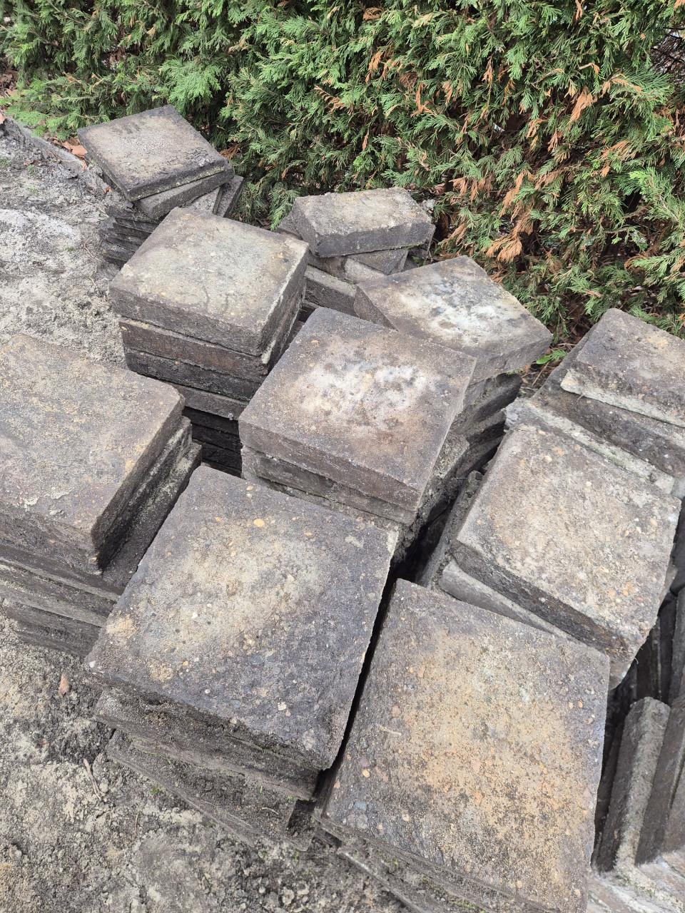 Oprijlaan/terras tegels 30x30x7 cm.