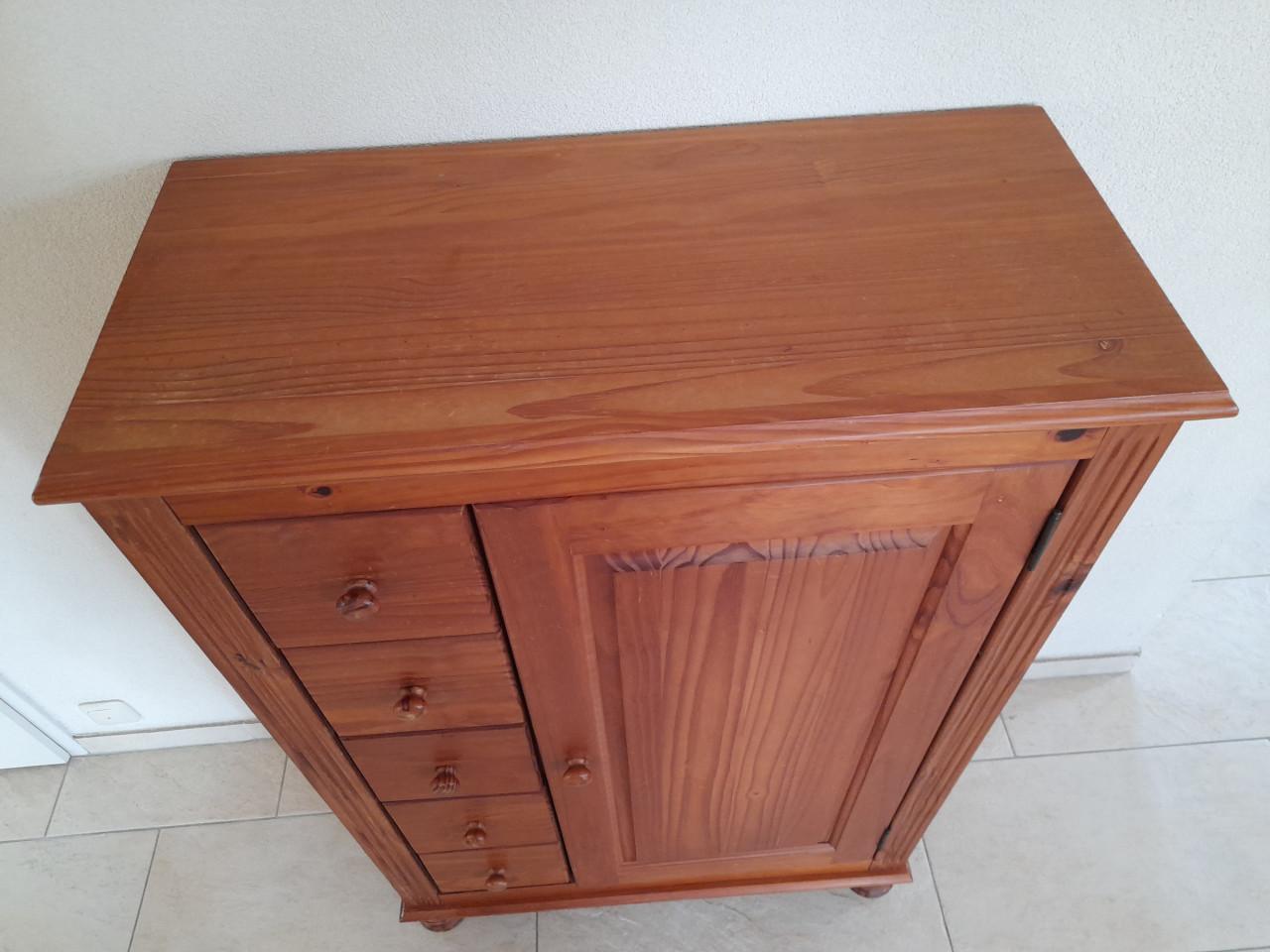 Meidenkast  121H x 38 x 82 ( in goede staat )