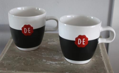 2 Douwe Egberts Bekers zwart wit