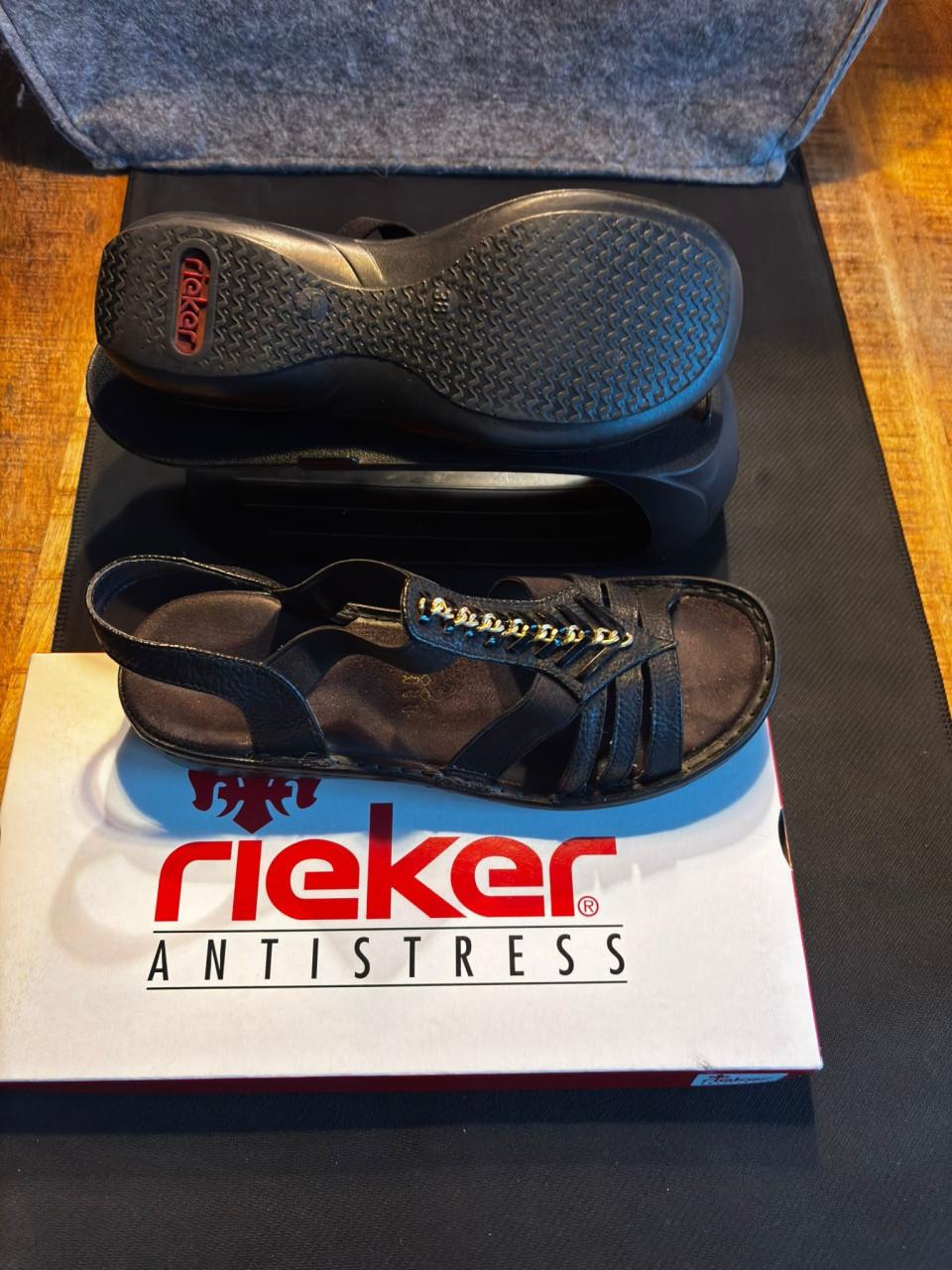 Comfortabele en stijlvolle Rieker dames sandaaltjes in het zwart, maat 38.