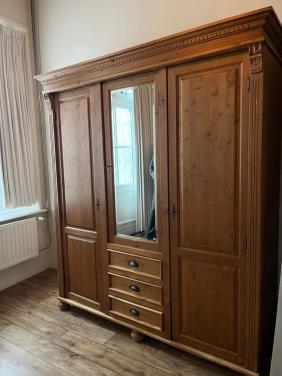 Grenen kast met spiegel 174 breed; 56 diep; 205 hoog