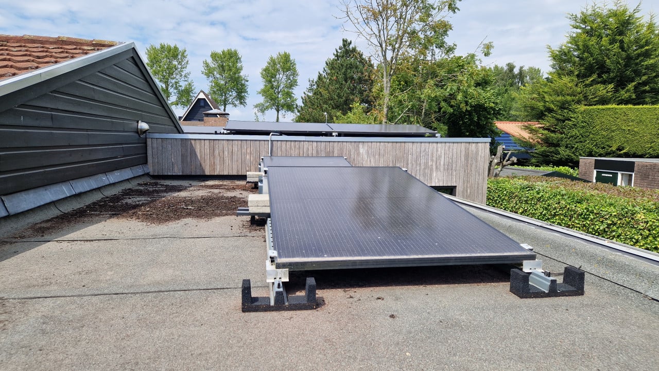 COMPLETE SET van 14 ZONNEPANELEN + OMVORMER + OPTIMIZERS + MONTAGESYSTEEM