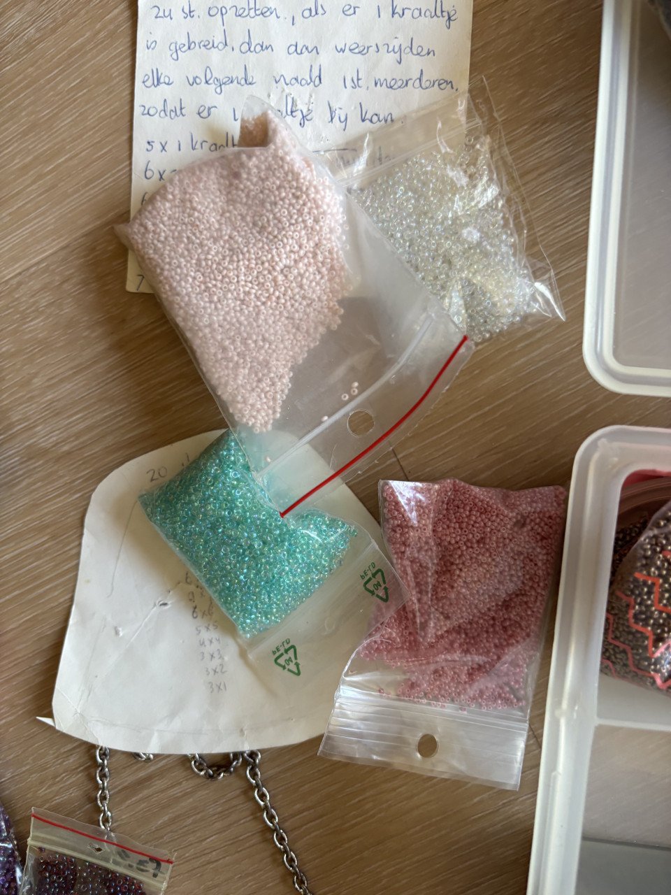 BEUGELTJES, KRAALTJES ENZ VOOR BEURSJES