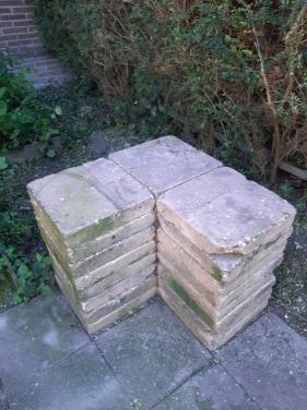 Ongeveer 40 tegels 30 x 30 x 5 cm lichtgeel