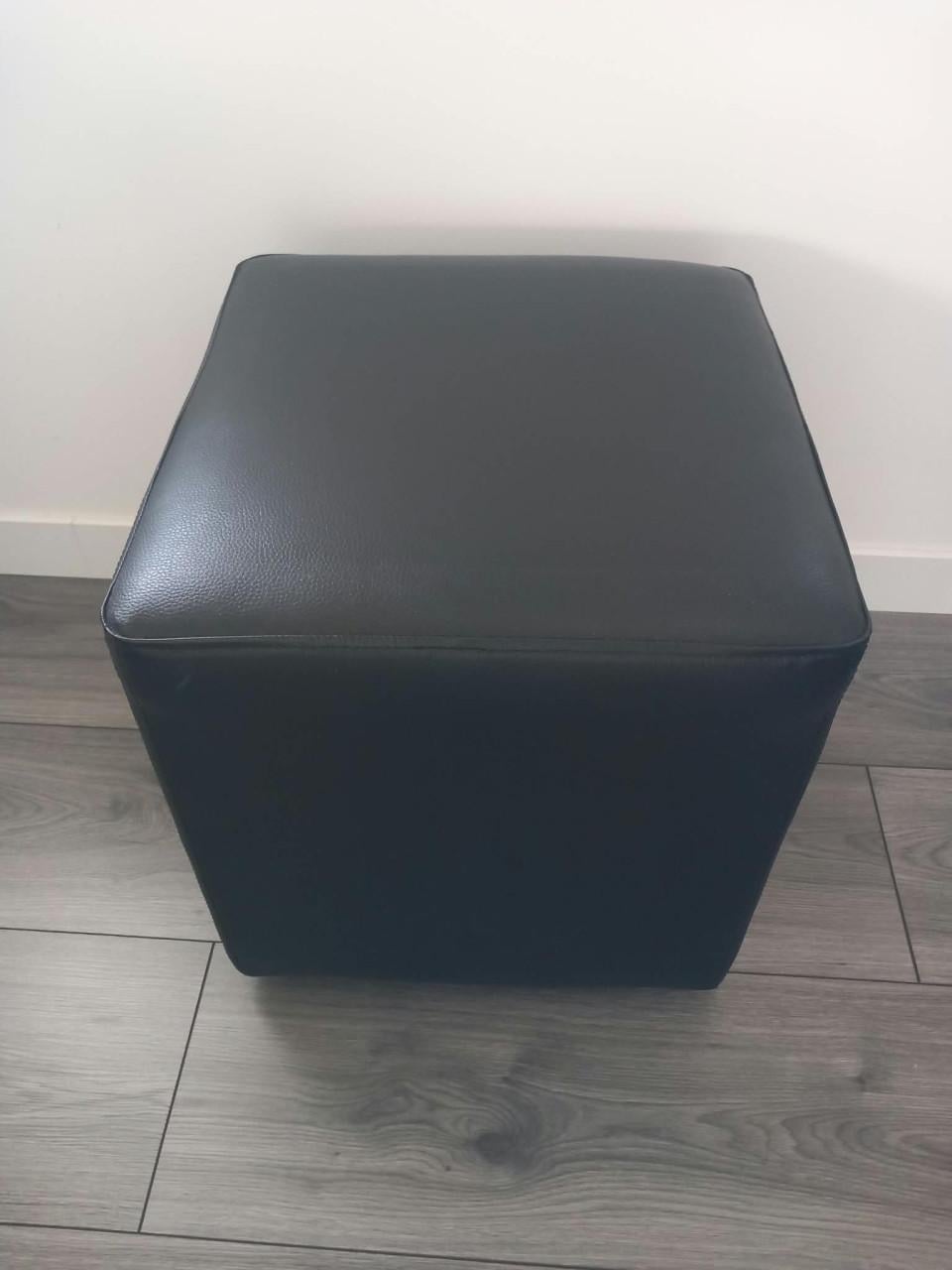 Inboedel ,tv kast,ethanol haard,eettafel,hangkast,poefjes.boekenkasten enz!