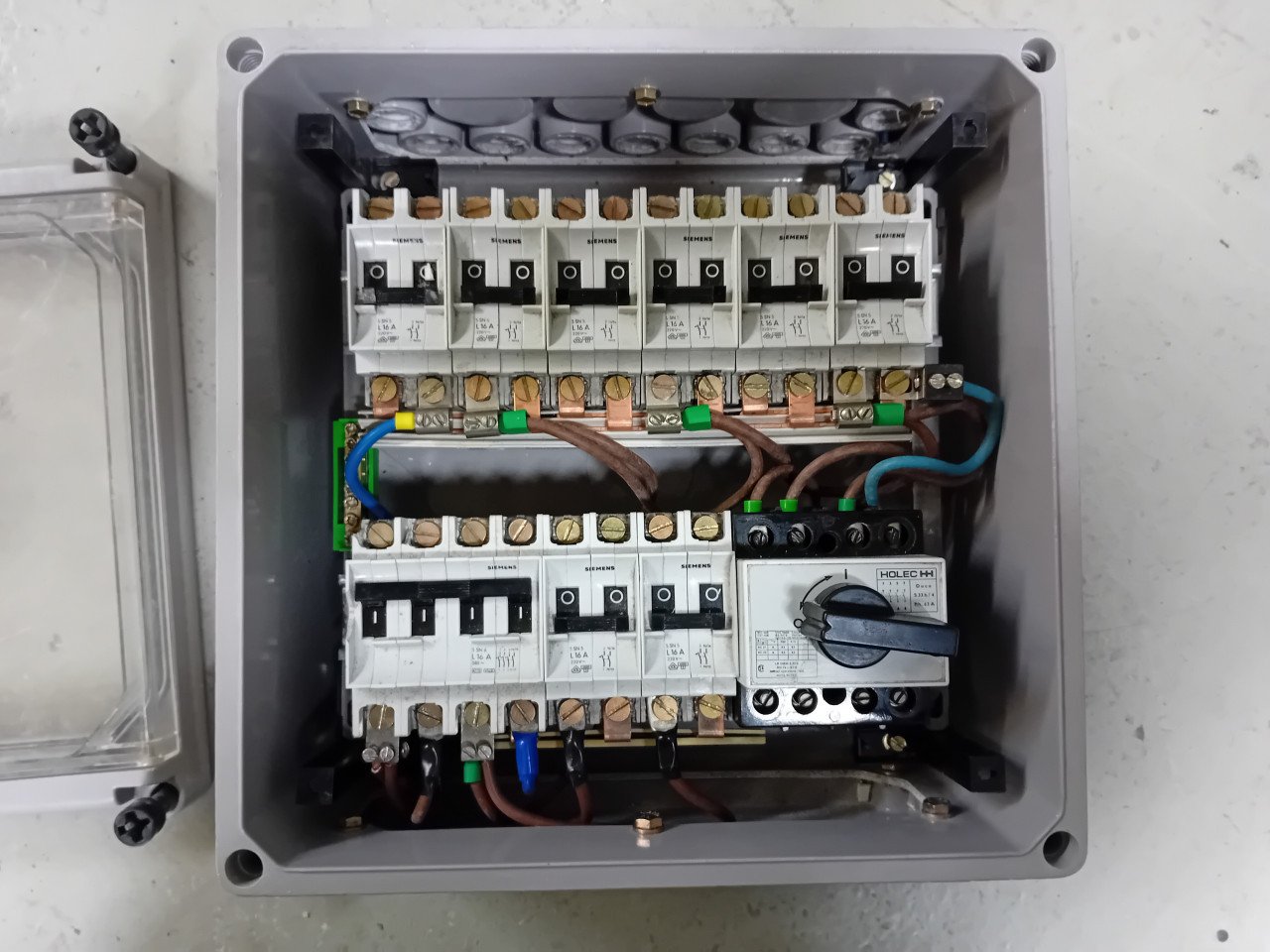 Groepenkast  8 gr. 16 A, krachtgr 16 A en hfdsch. in waterd.  kast.