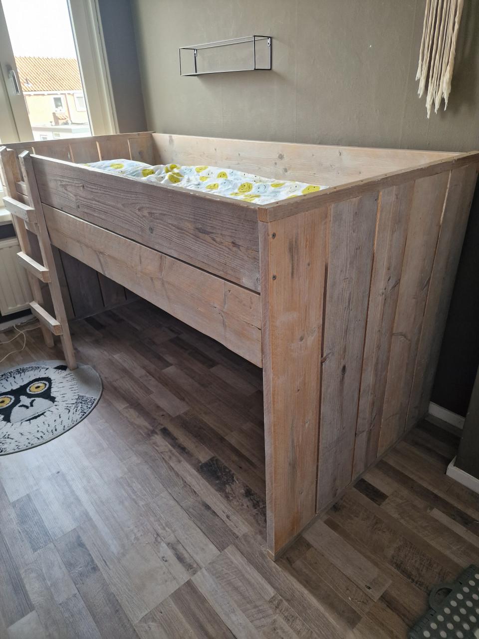 Steigerhouten kinderbed