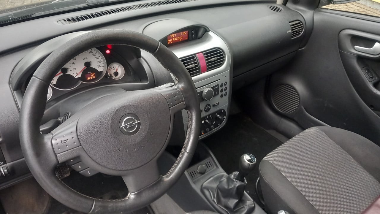 Opel CORSA 1.2-16V Silverline 3drs bj:2006 airco-lm velgen apk 2026 !!