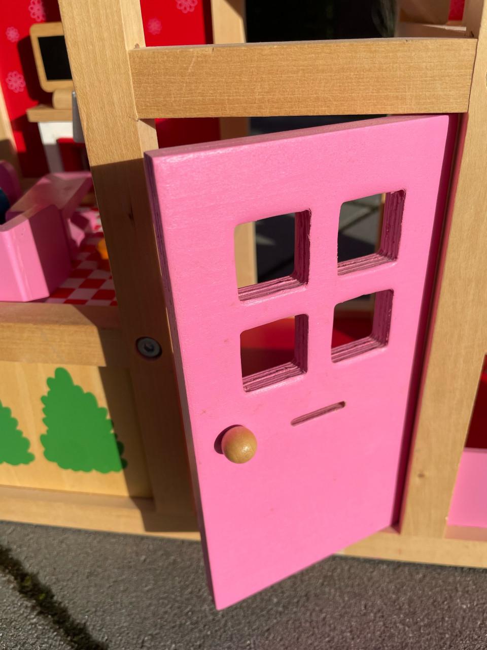 Houten poppenhuis met meubels en 4 poppetjes