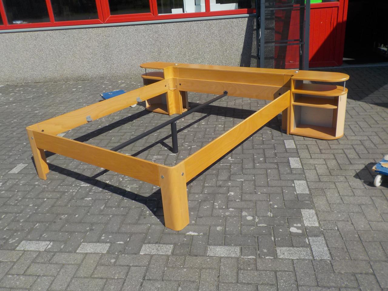 In vrijwel nieuw staat AUPING LEDIKANT + 2 verstelbare spiralen + 2 matrass