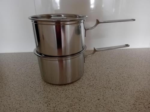 2 Gero Zilmeta steelpannen met deksel. Samen €12,50.