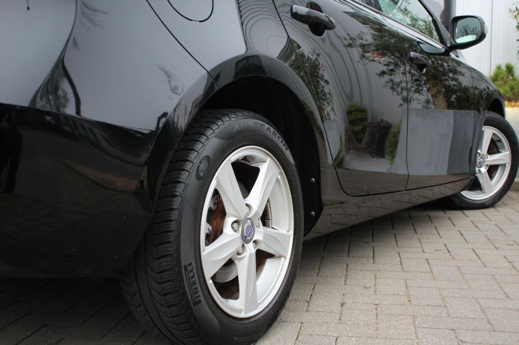 Volvo V40 1.6 t2 you! inc btw - xenon - cruise - pdc - high perf audio - de