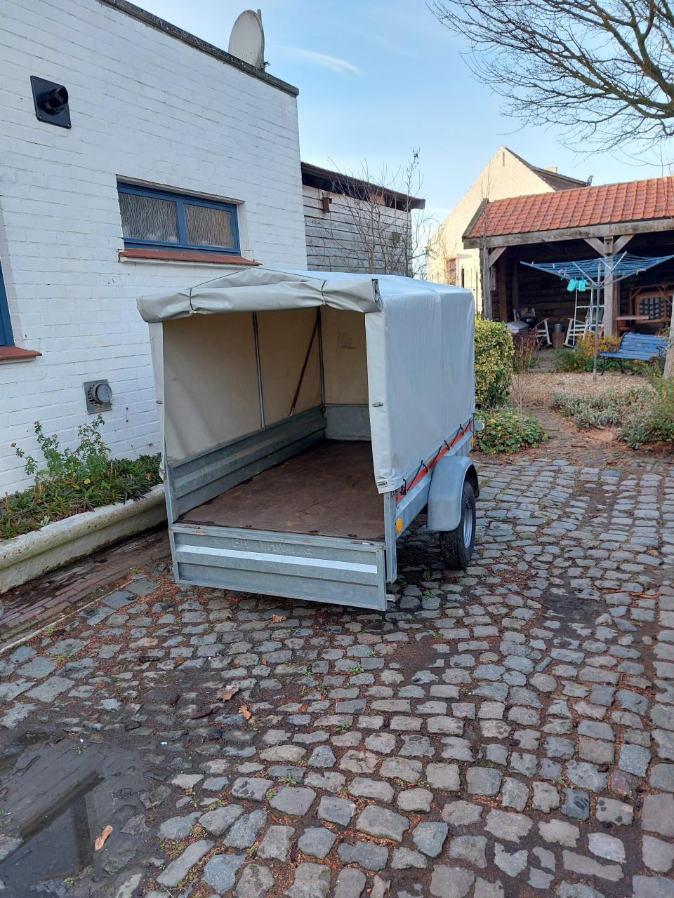 Aanhangwagen met huif