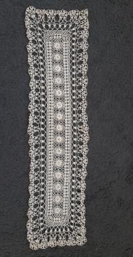 Vintage: gehaakte loper voor kast of tafel