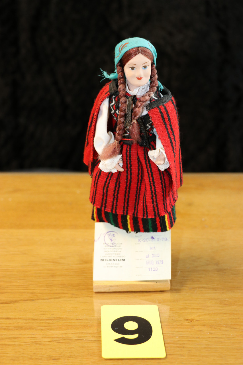 Klederdracht poppen uit Polen 13 cm: A.1 t/m 3 : 1 persoon €.5,00 p.stuk.