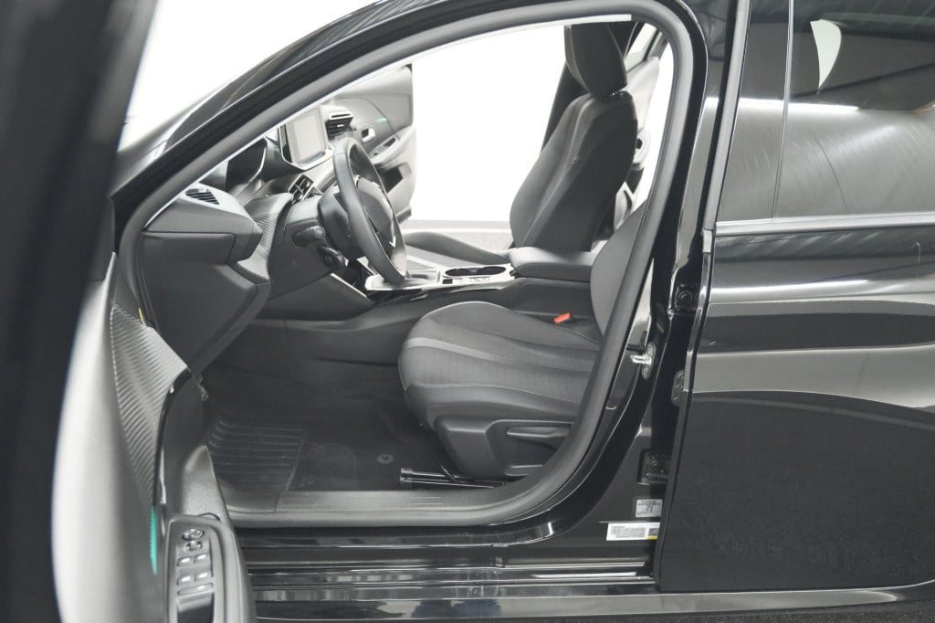 Peugeot 208 puretech 100 allure pack | camera | apple carplay | stoelverwar