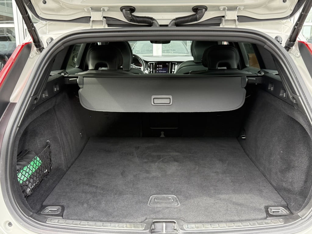Volvo V60 t6 340pk recharge r-design| panodak| adap.cruise| 360camera| awd