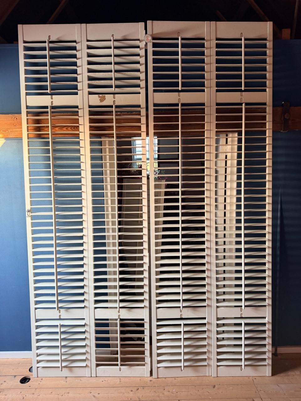 Hoge houten shutters te koop.